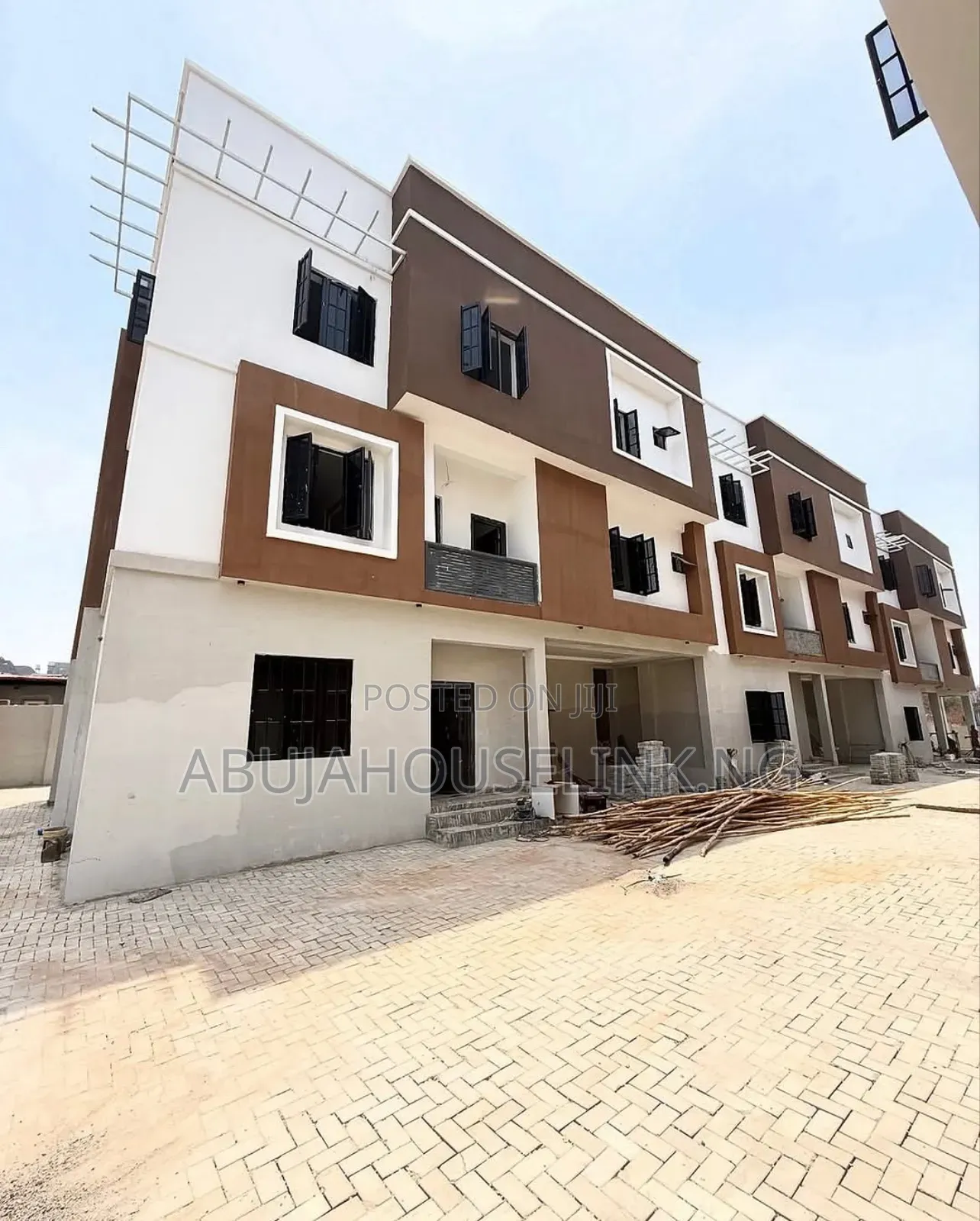 4bdrm Townhouse/Terrace In Guzape Main Abuja For Sale