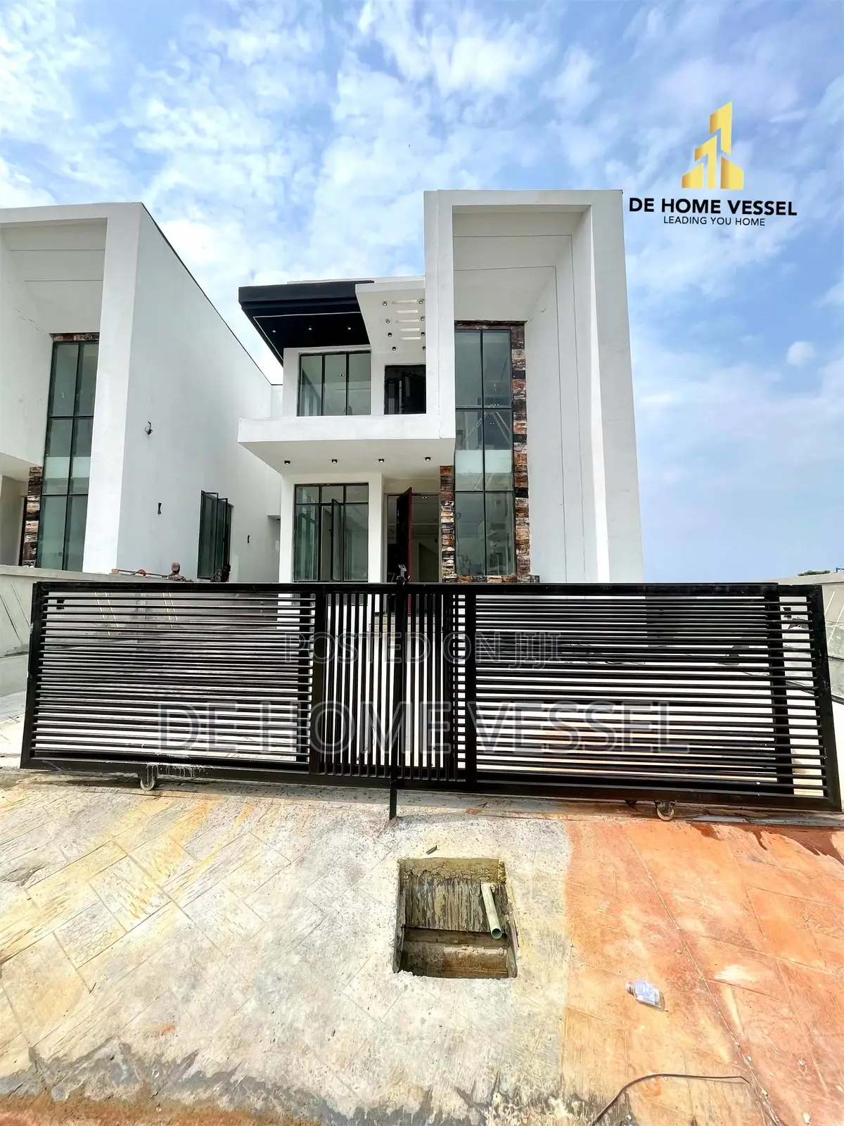 5bdrm Duplex in Chevron for sale