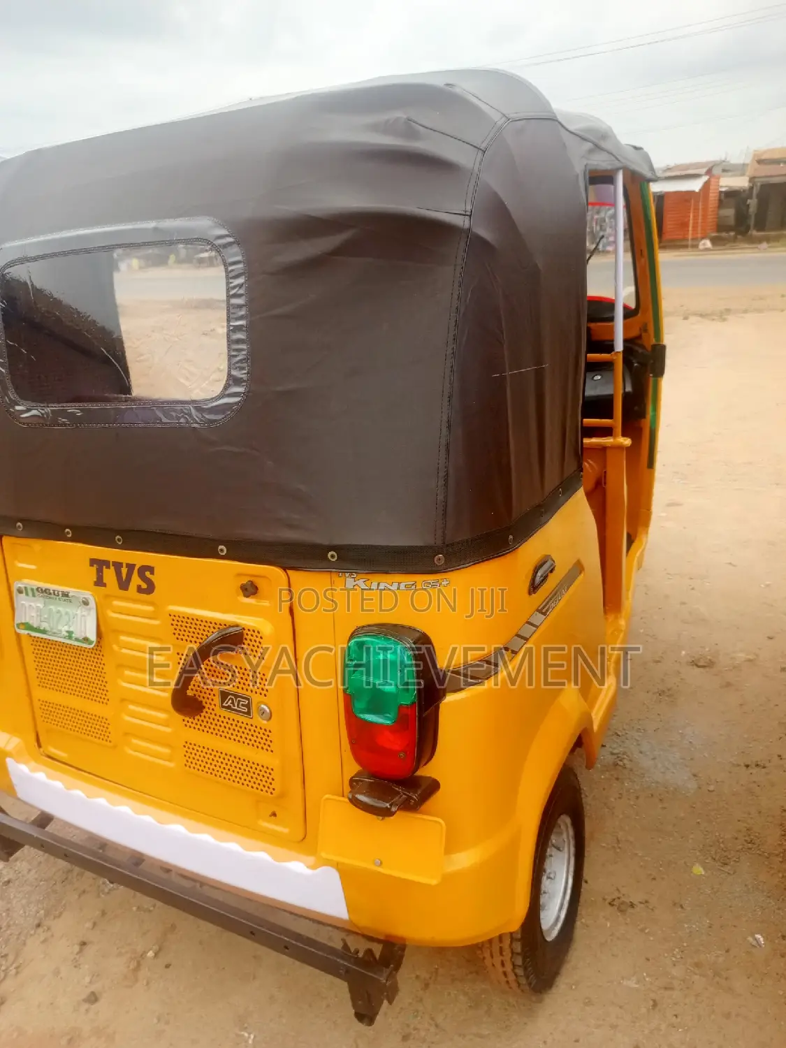 TVS HLX 125 2022 Gold