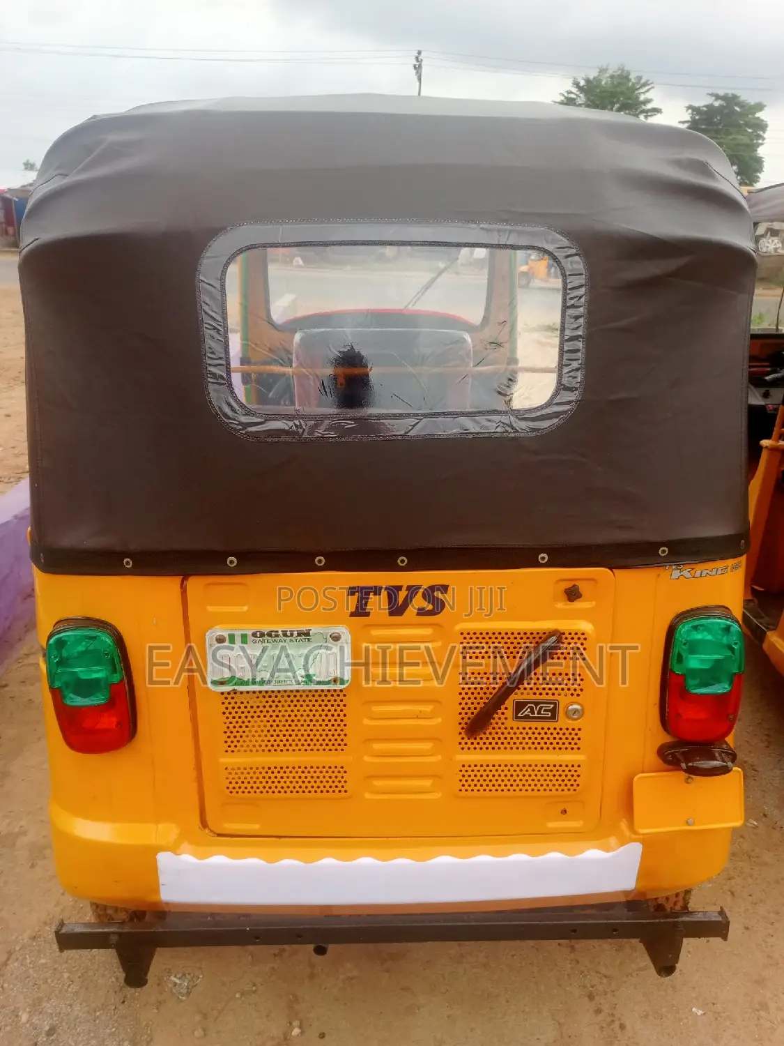 TVS HLX 125 2022 Gold