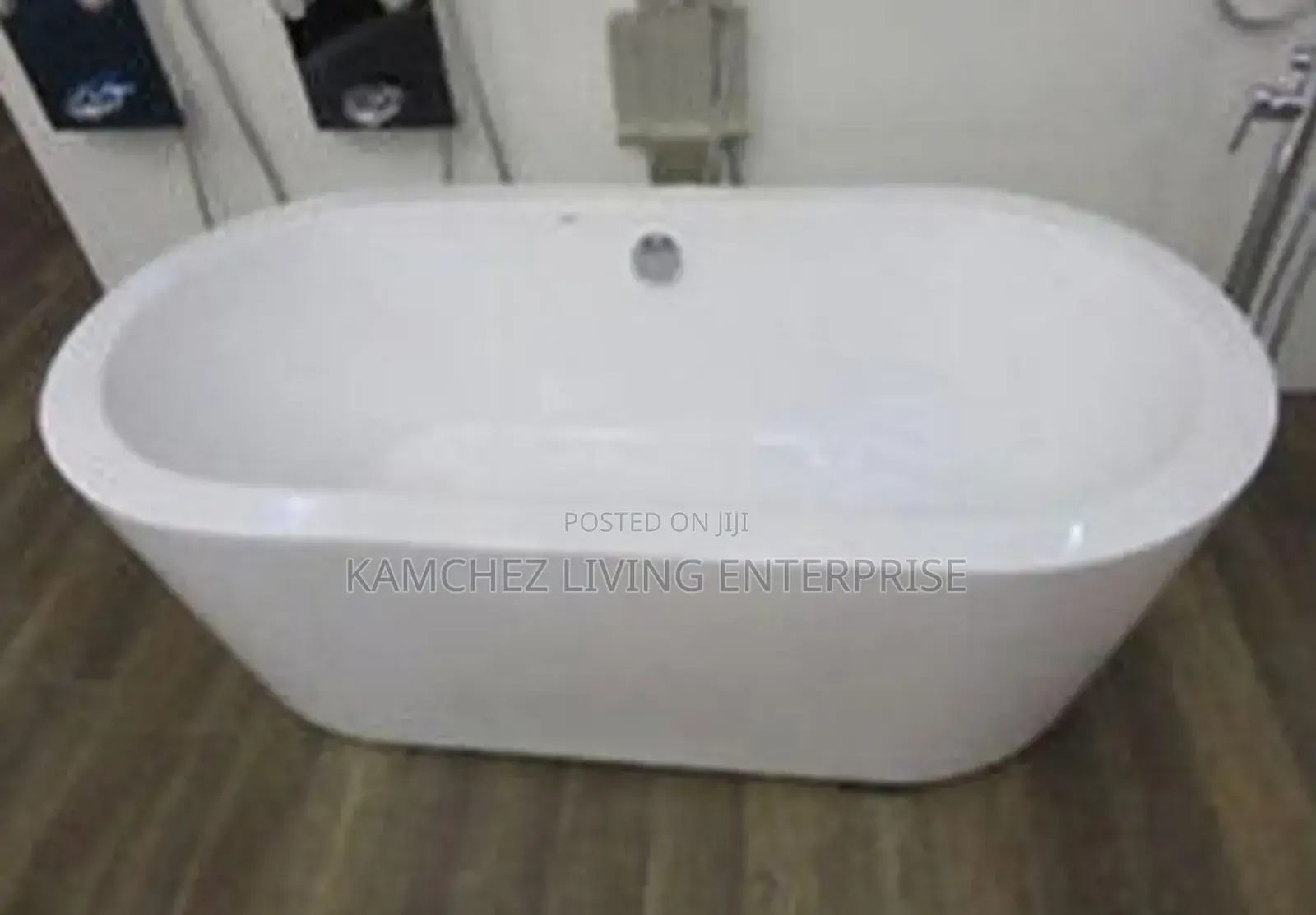 Luxury White Jacuzzi Bathtub – Freestanding Spa Tub