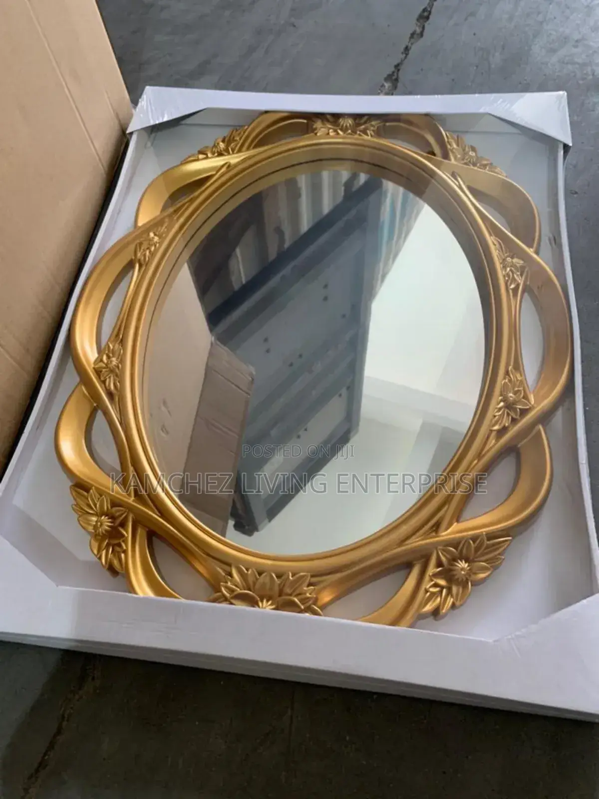 Elegant Wall-Mounted Decorative Mirror – Oval Classy