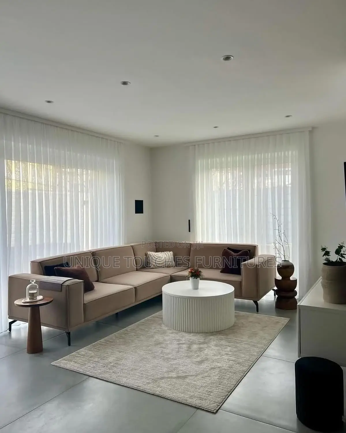 Contemporary Sectional Living Room Sofa.