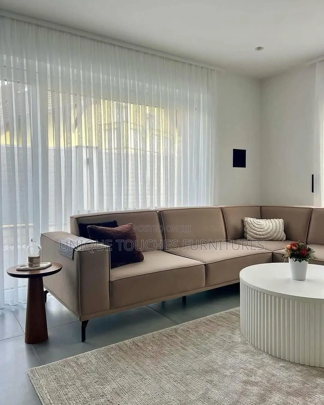 Contemporary Sectional Living Room Sofa.