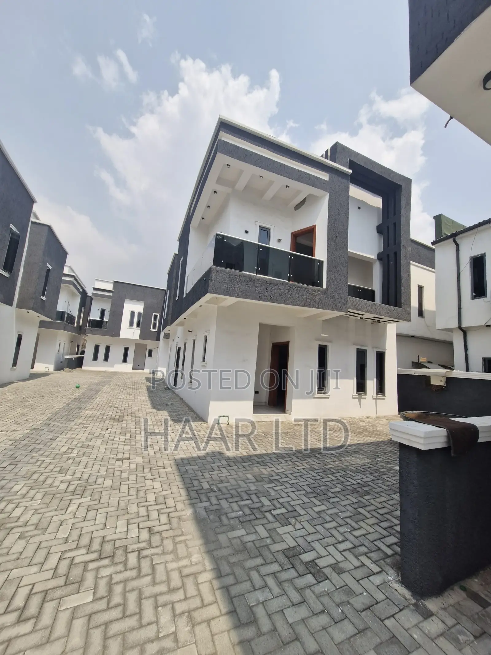 4bdrm Duplex in Lekki Phase 2 for sale