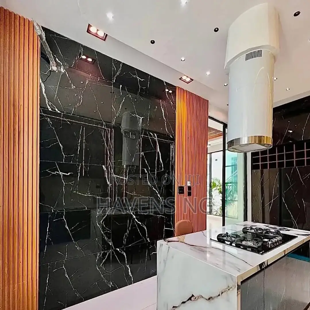 5bdrm Duplex in Chevron for sale