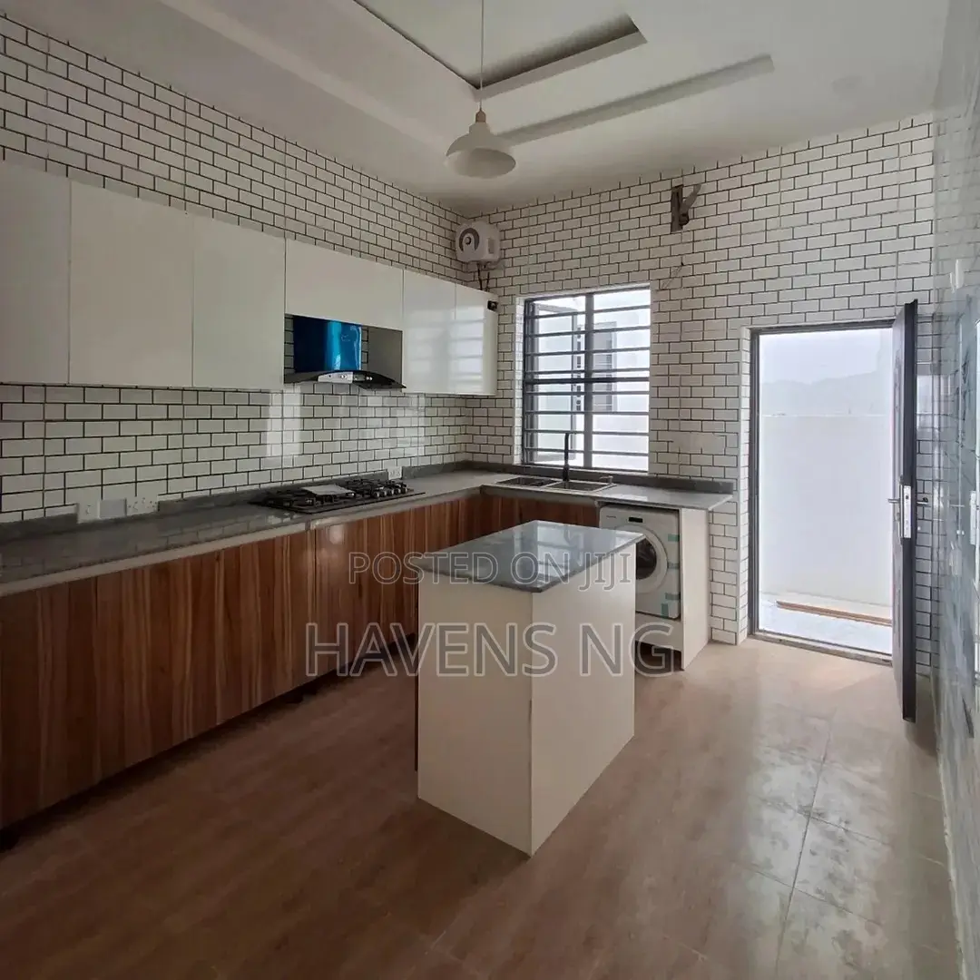 4bdrm Duplex in Lekki Phase 2 for sale