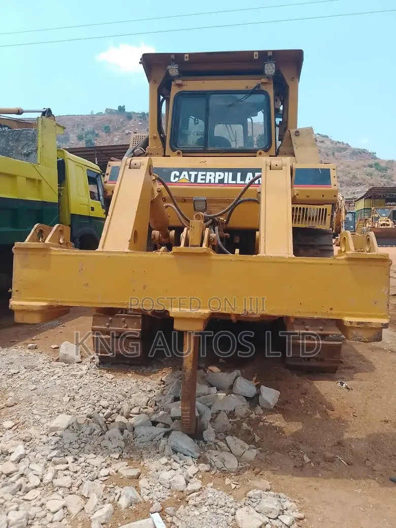 Cat D8 Bulldozer With Ripper