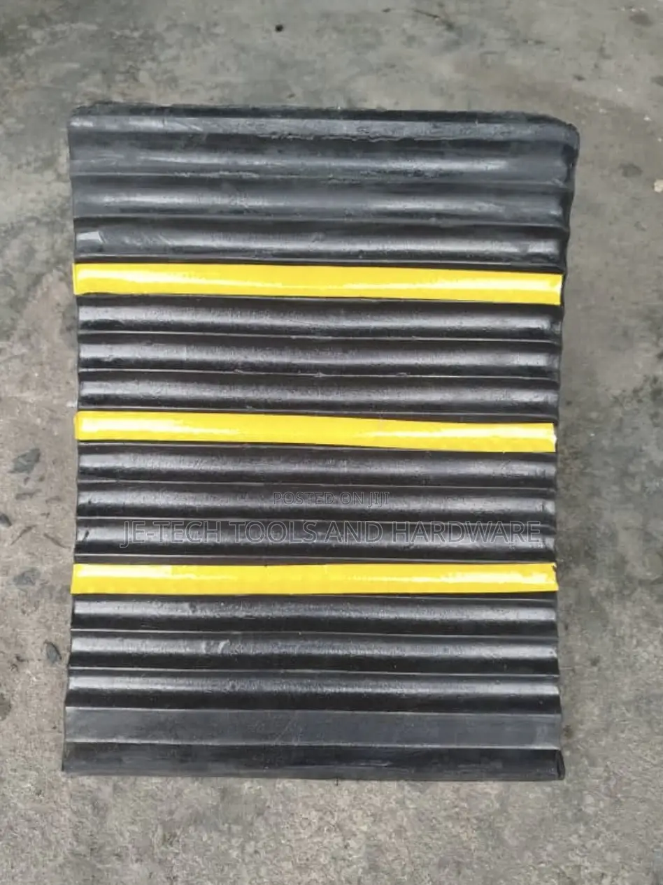 Solid Heavy-duty Rubber Wheel Chock