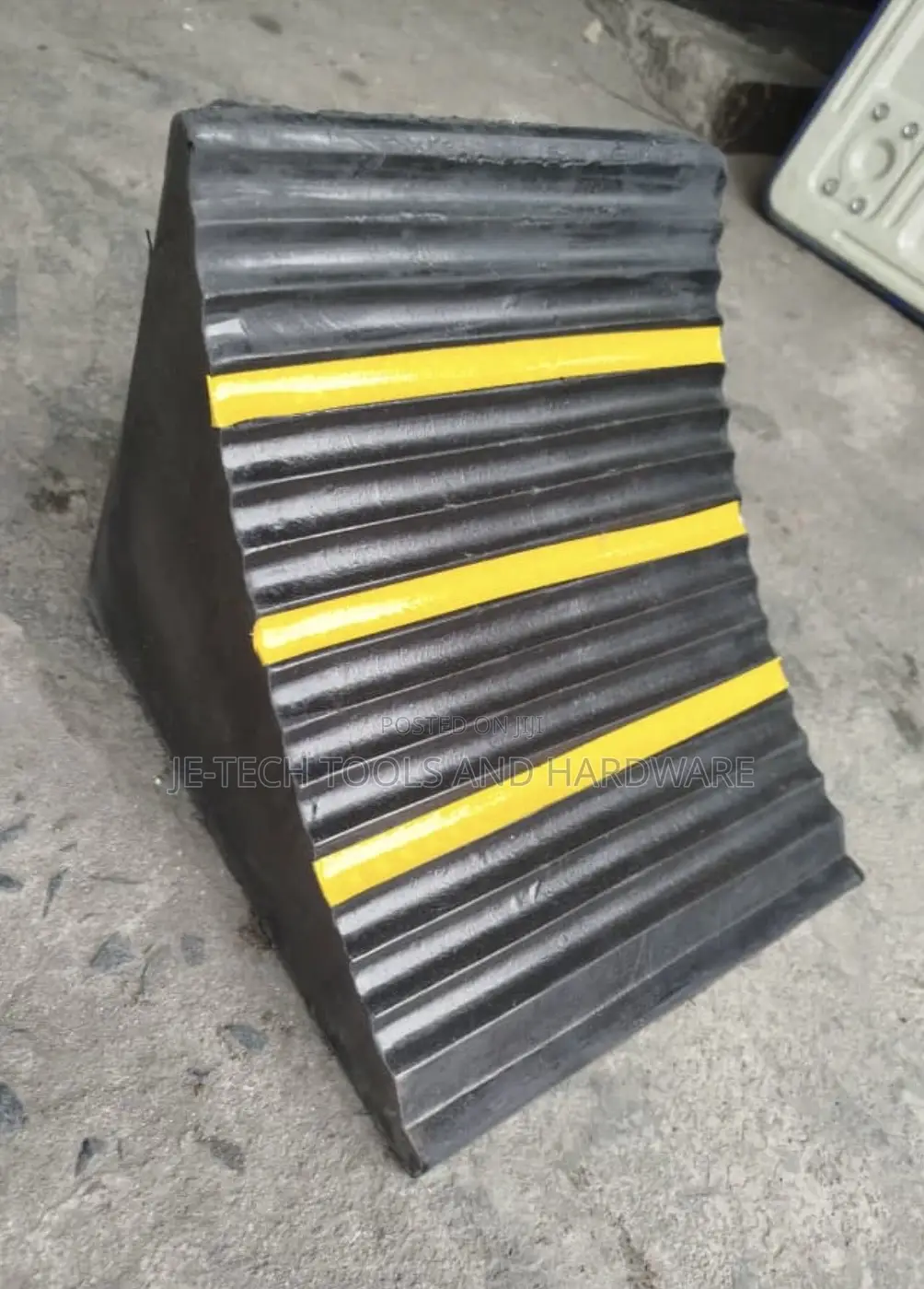 Solid Heavy-duty Rubber Wheel Chock
