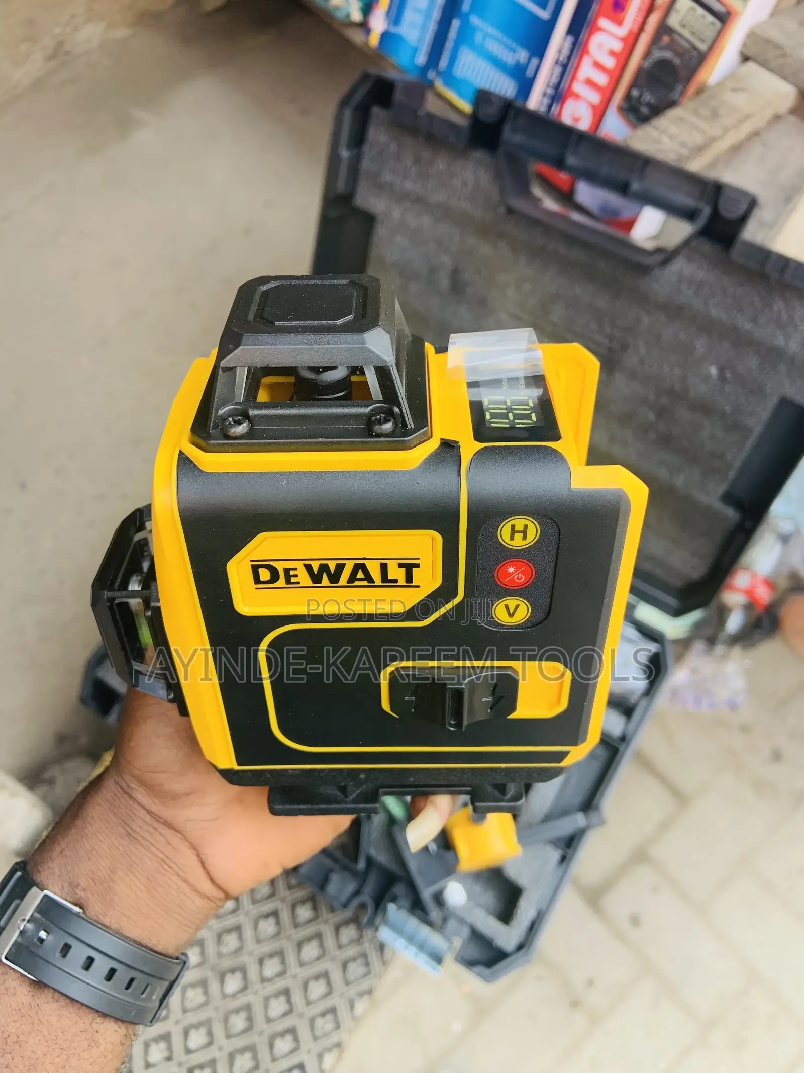 De Walt (16 Lines)Laser Level With Tripod