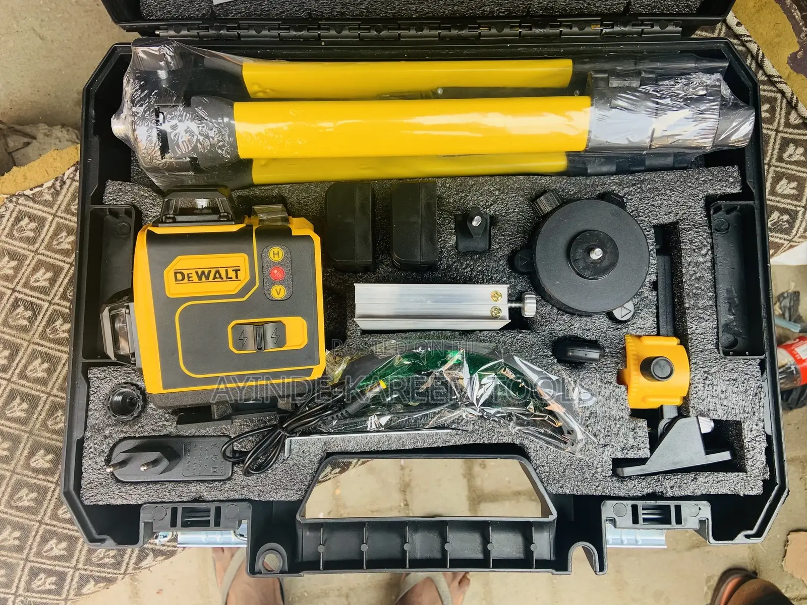 De Walt (16 Lines)Laser Level With Tripod
