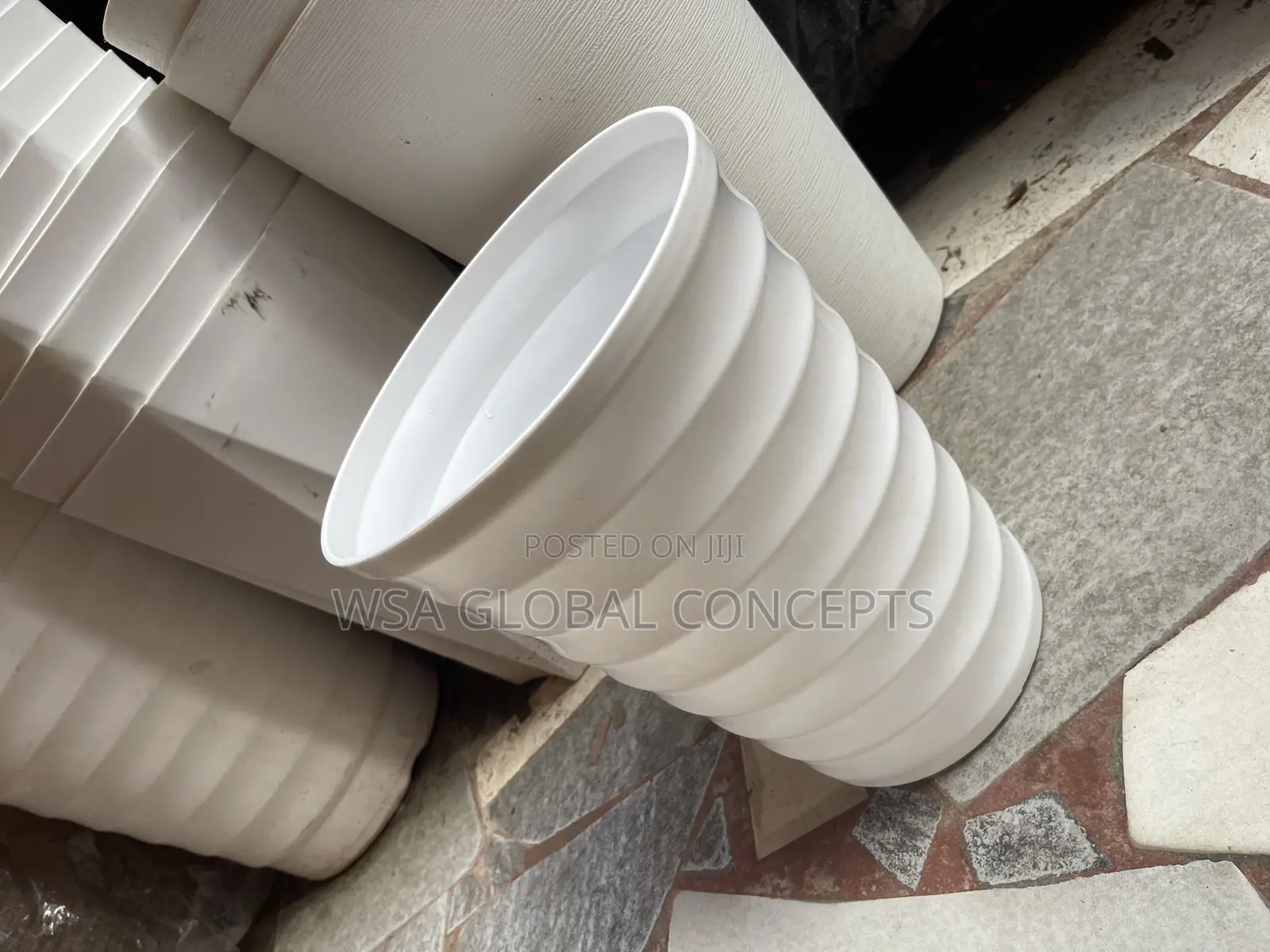 Fiber Plastic Flowers Pot Black And White Available