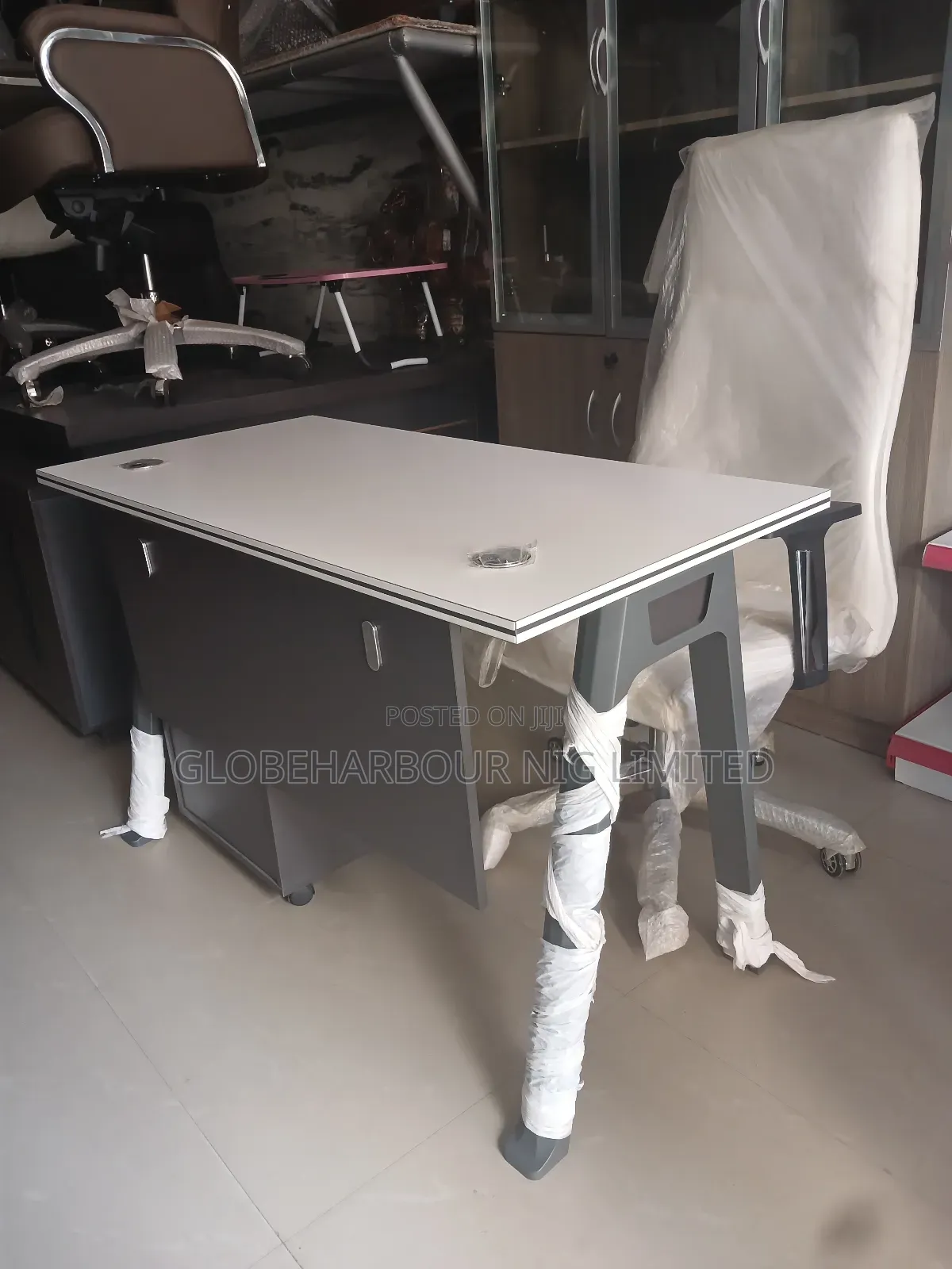 Exquisite Office Table Comes With Executive Office Chair