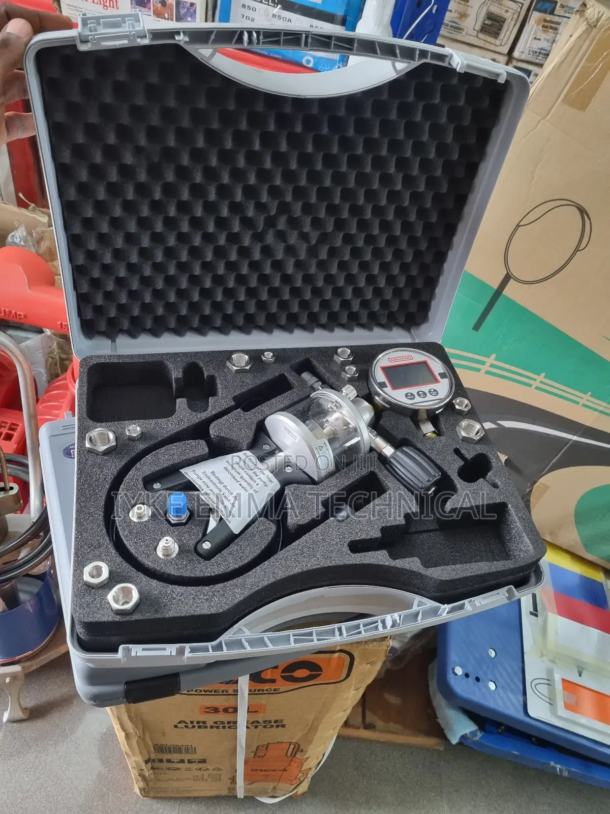 Hydraulic Hand Test Pump.
To 1,000 Bar [14,500 Psi].