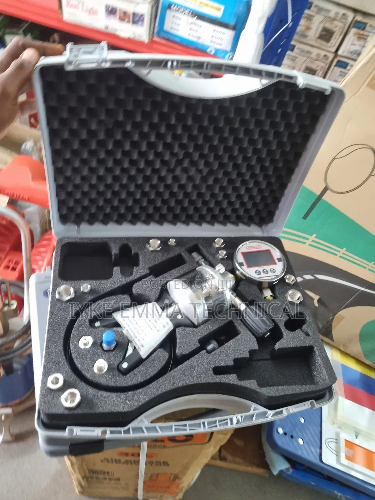 Hydraulic Hand Test Pump.
To 1,000 Bar [14,500 Psi].