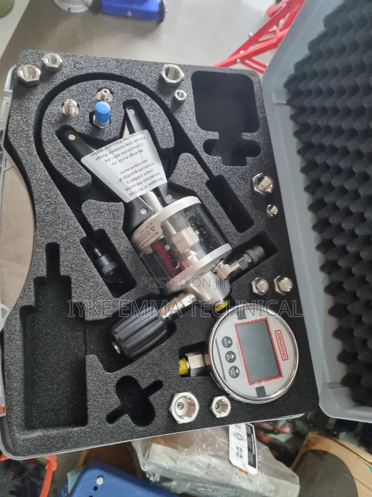 Hydraulic Hand Test Pump.
To 1,000 Bar [14,500 Psi].