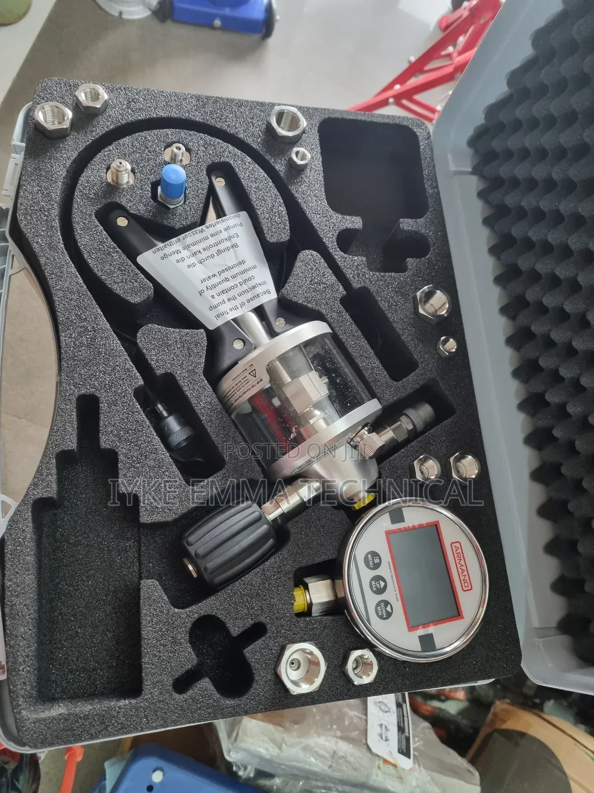 Hydraulic Hand Test Pump.
To 1,000 Bar [14,500 Psi].