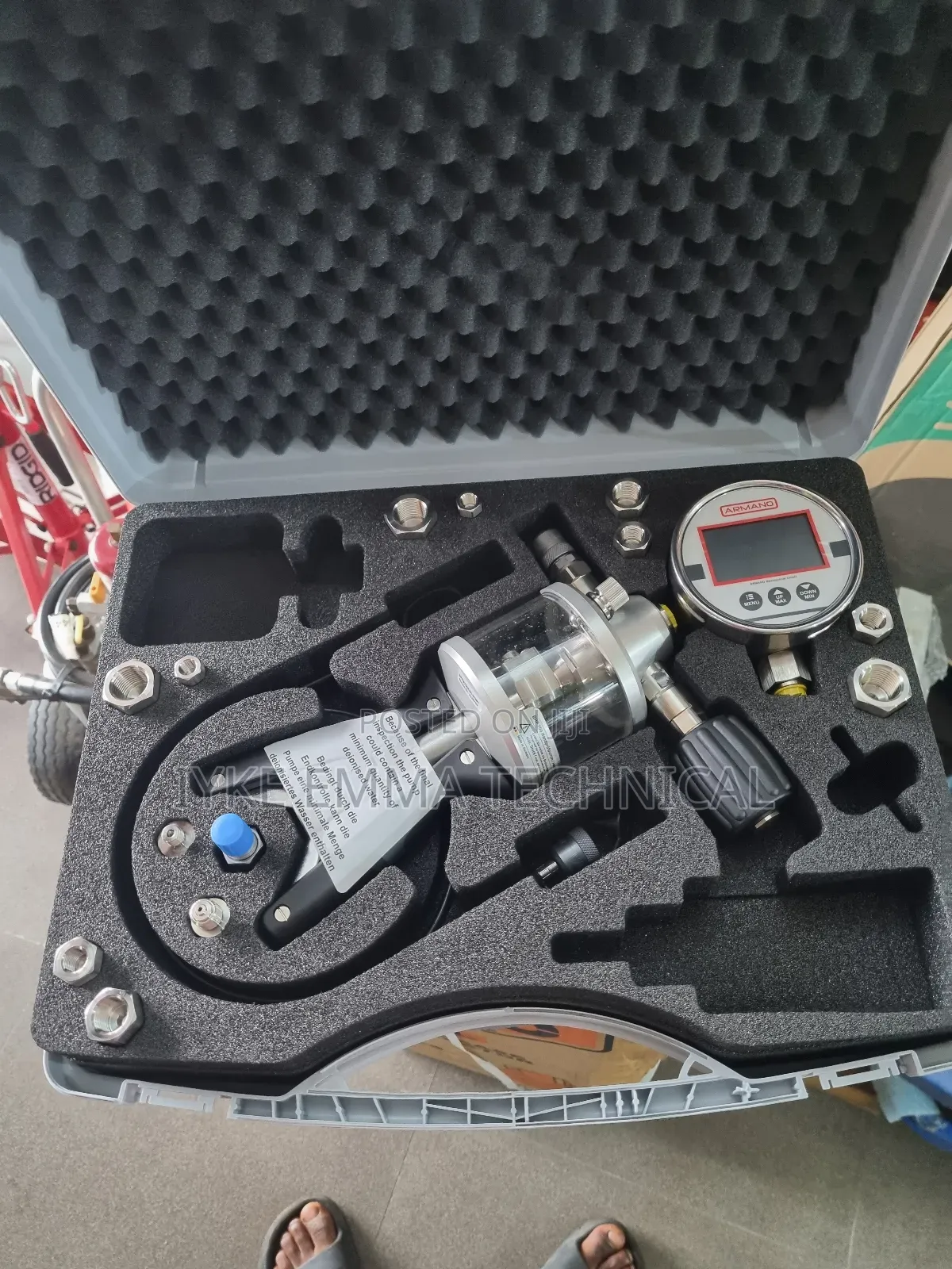 Hydraulic Hand Test Pump.
To 1,000 Bar [14,500 Psi].