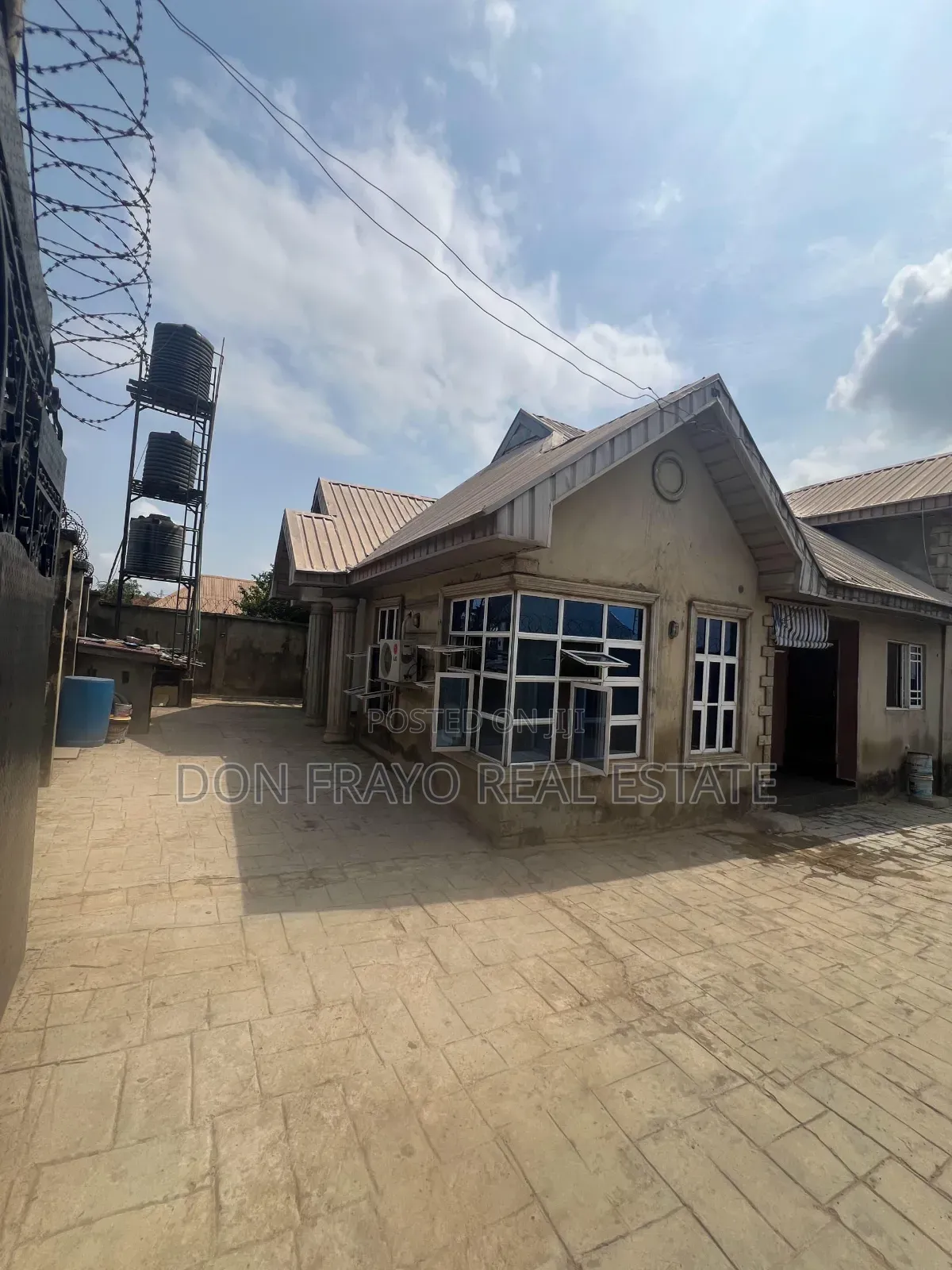 7bdrm Block of Flats in Ogungbade Old Ife Rd, Ibadan for sale