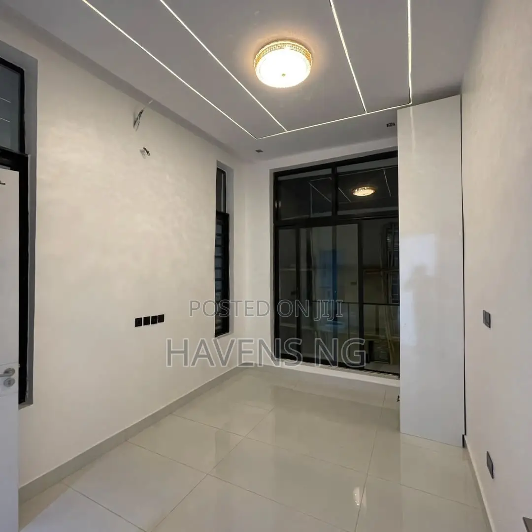 5bdrm Duplex in Chevron for sale