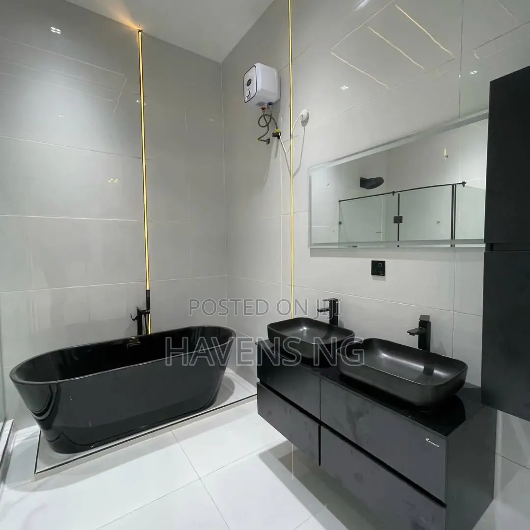 5bdrm Duplex in Chevron for sale
