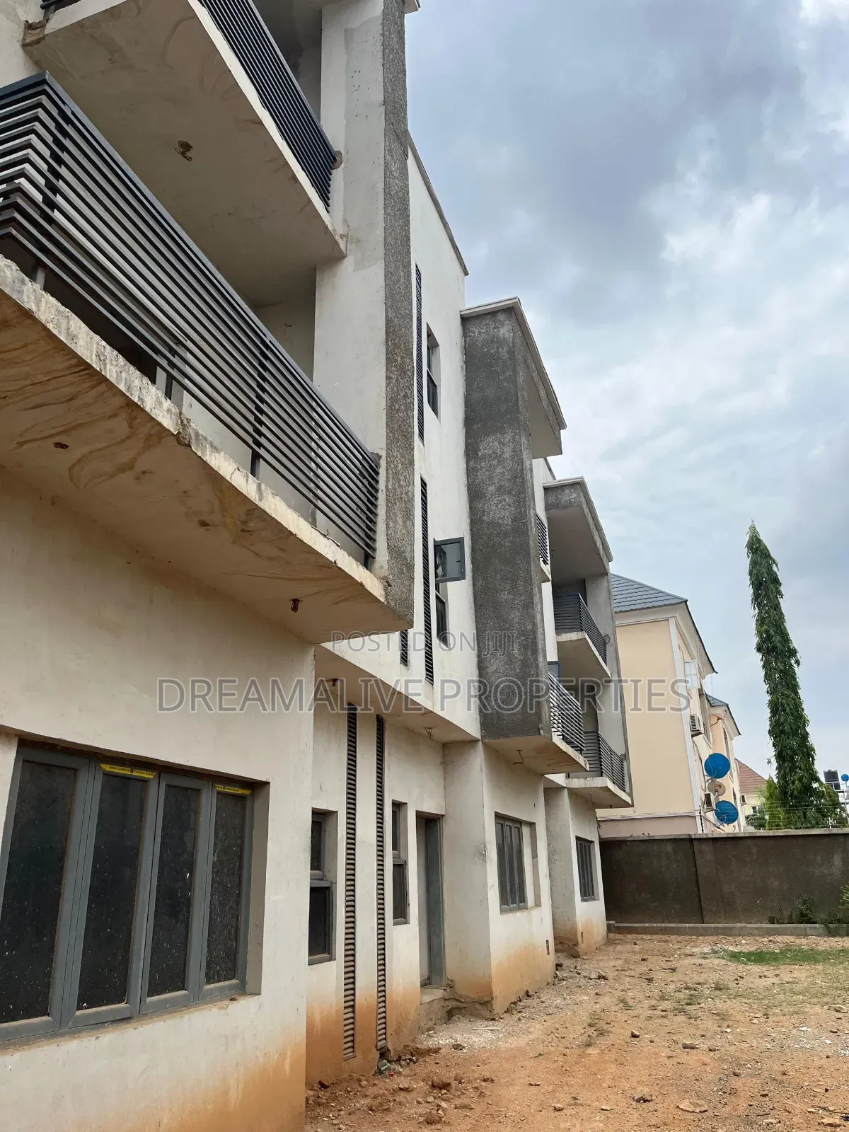 5bdrm Duplex in Jahi for sale