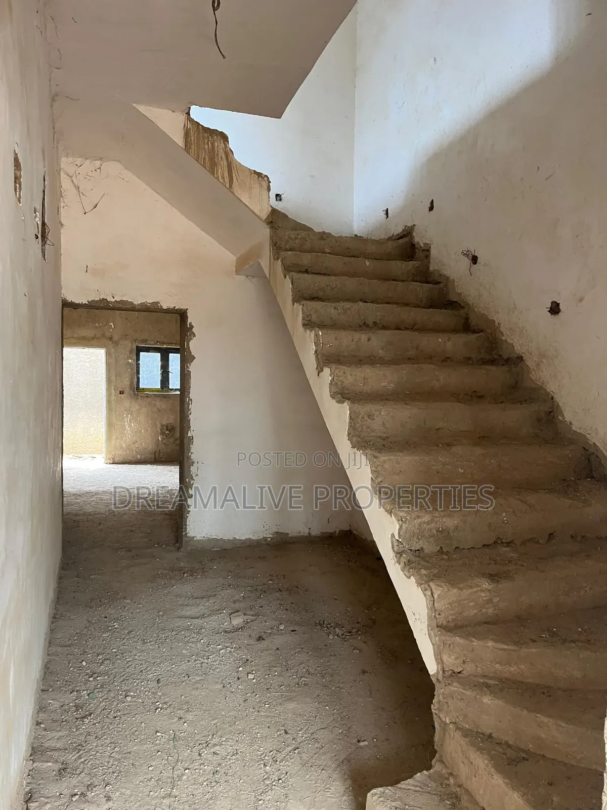 5bdrm Duplex in Jahi for sale