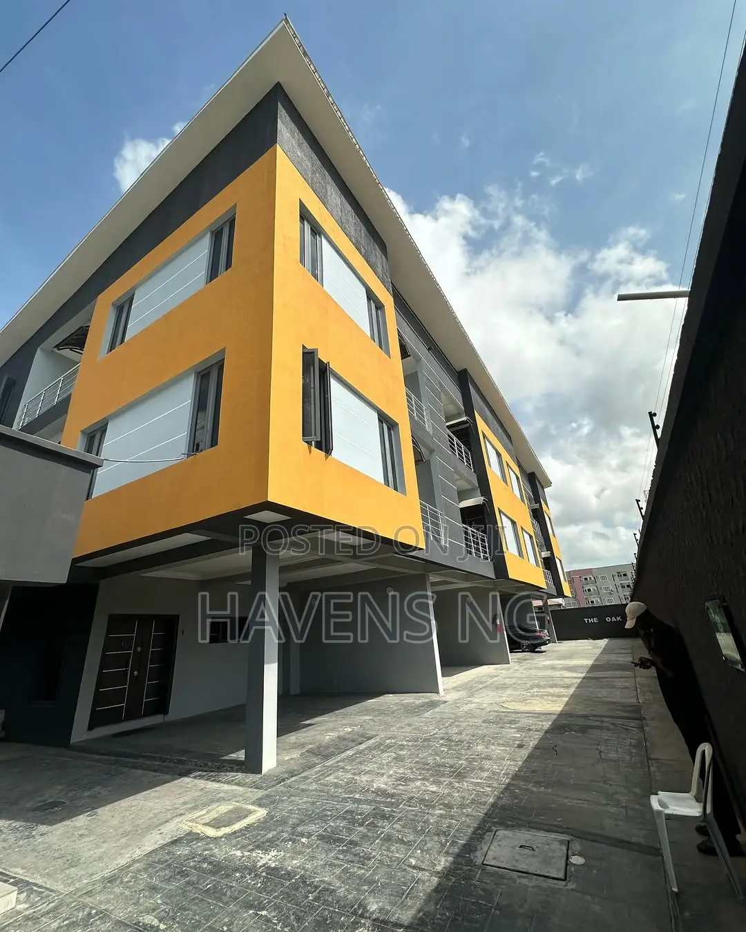 4bdrm Duplex in Chevron for sale