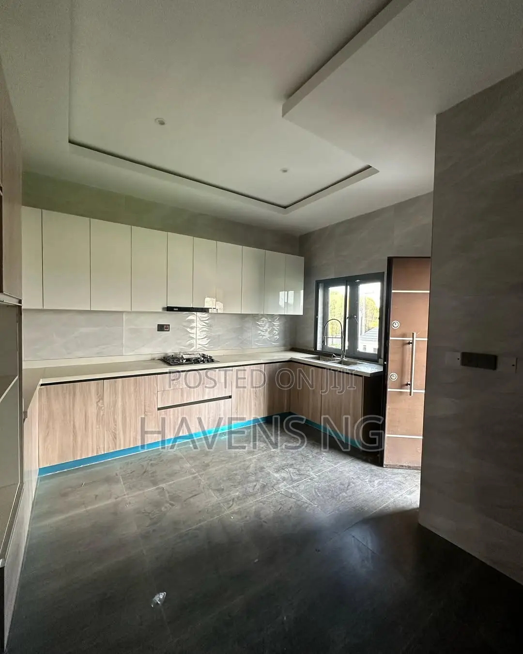 4bdrm Duplex in Chevron for sale