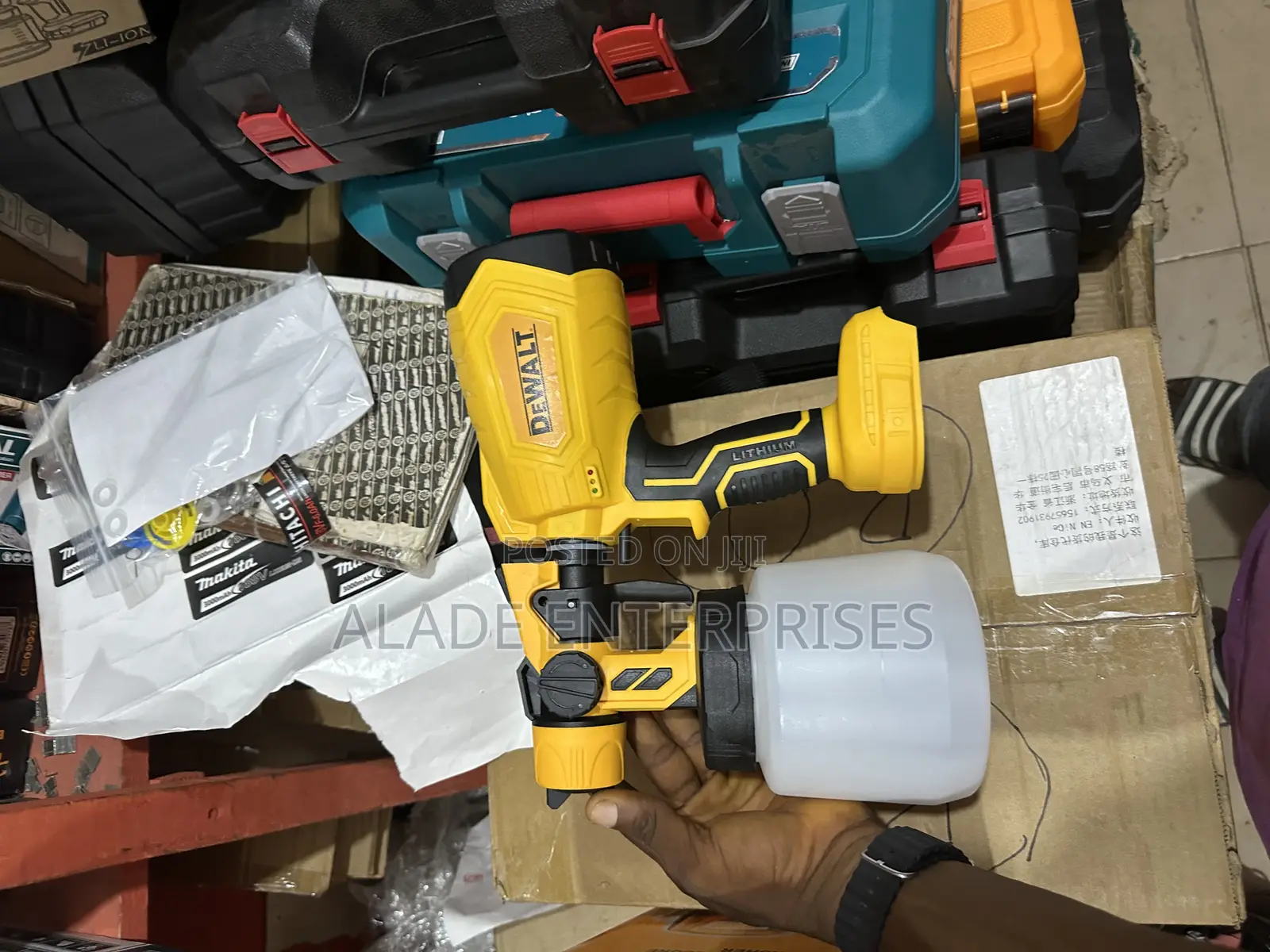 Corldess Spray Gun Dewalt With 2 Battery And Charger