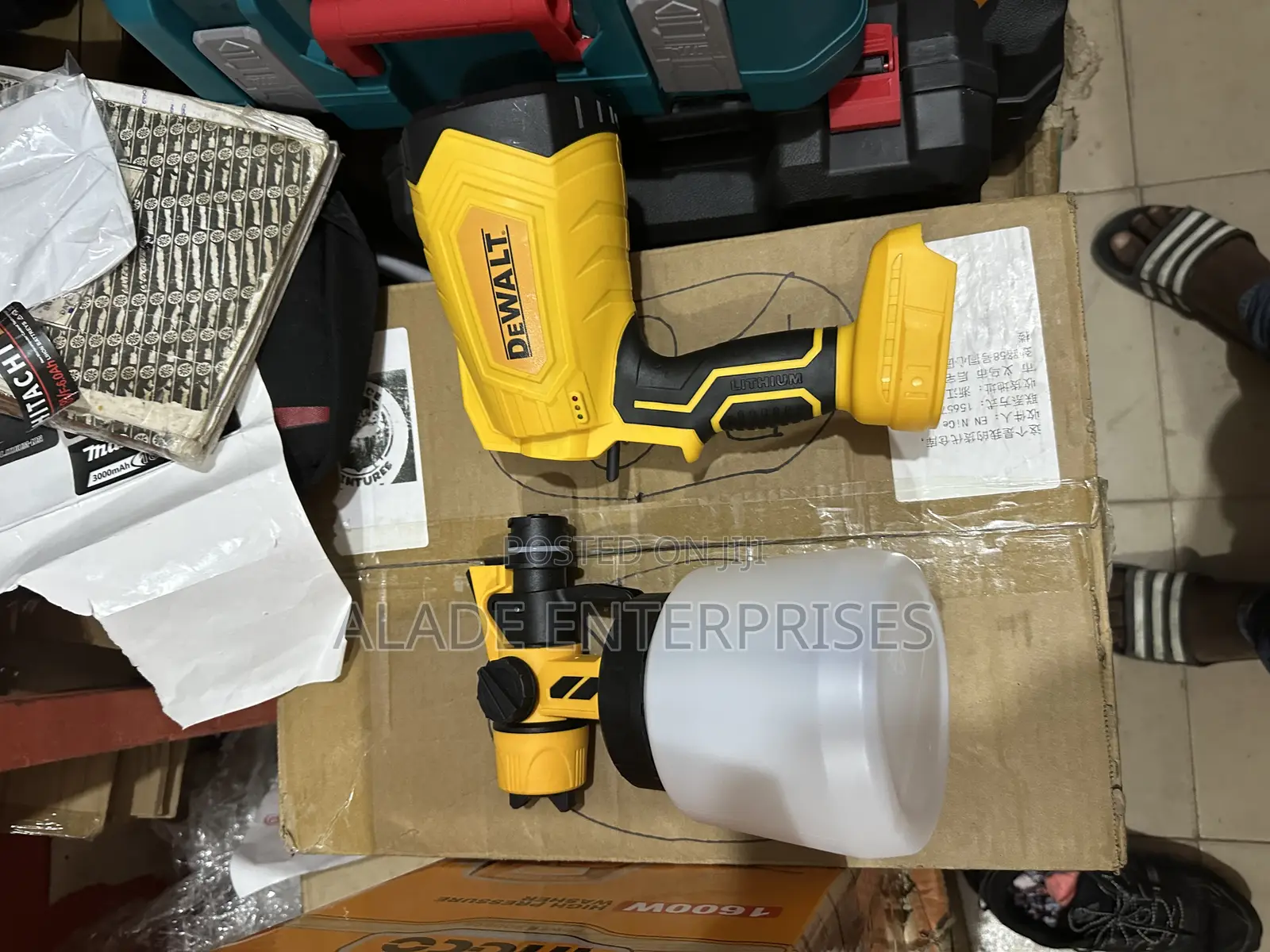 Corldess Spray Gun Dewalt With 2 Battery And Charger