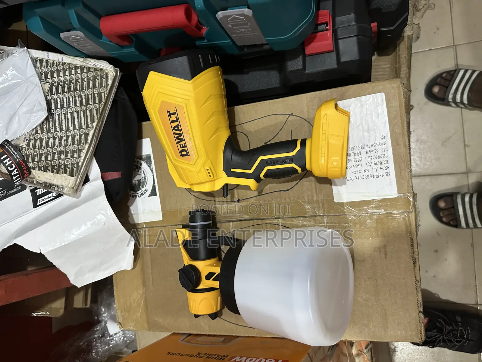 Corldess Spray Gun Dewalt With 2 Battery And Charger