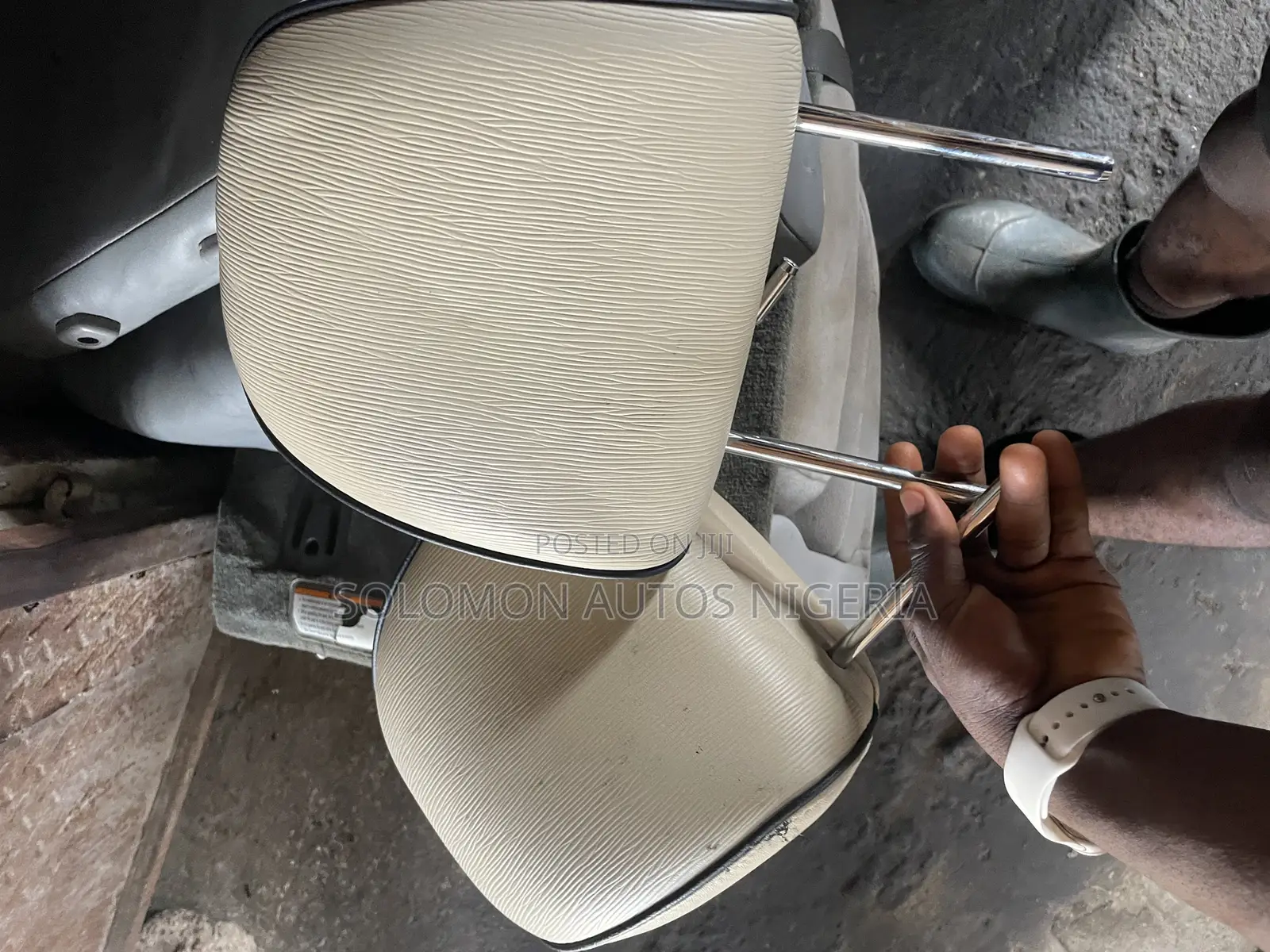 2 Front Head Rest Venza 2010 Milk Color