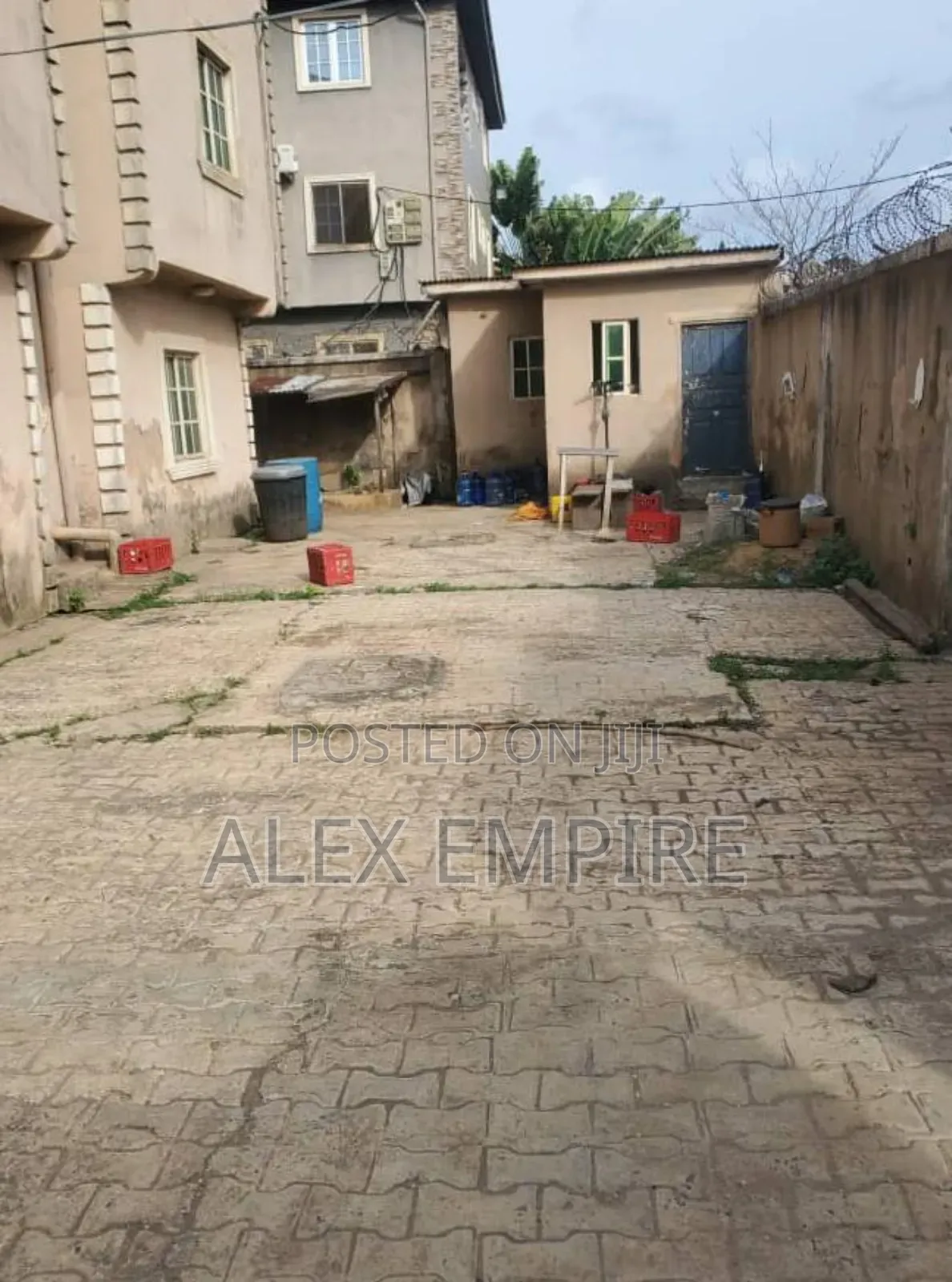 3bdrm Block of Flats in Okota for sale