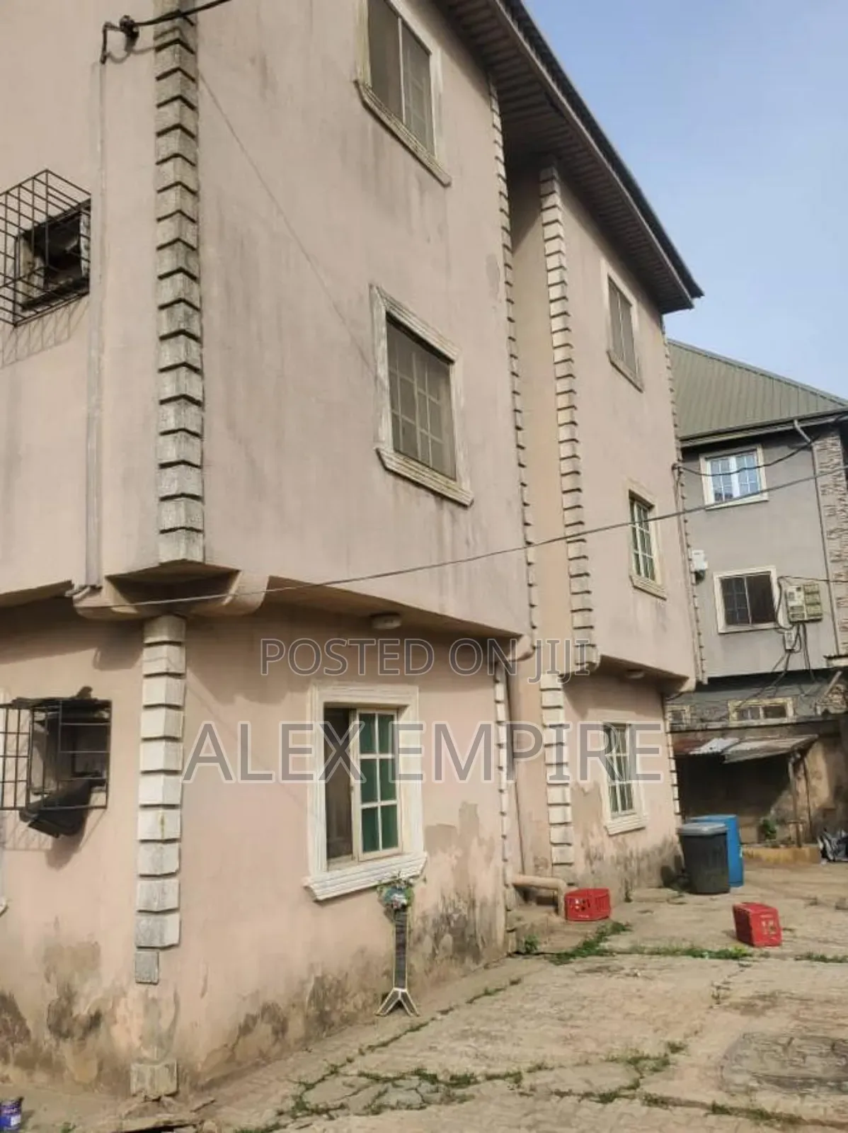 3bdrm Block of Flats in Okota for sale