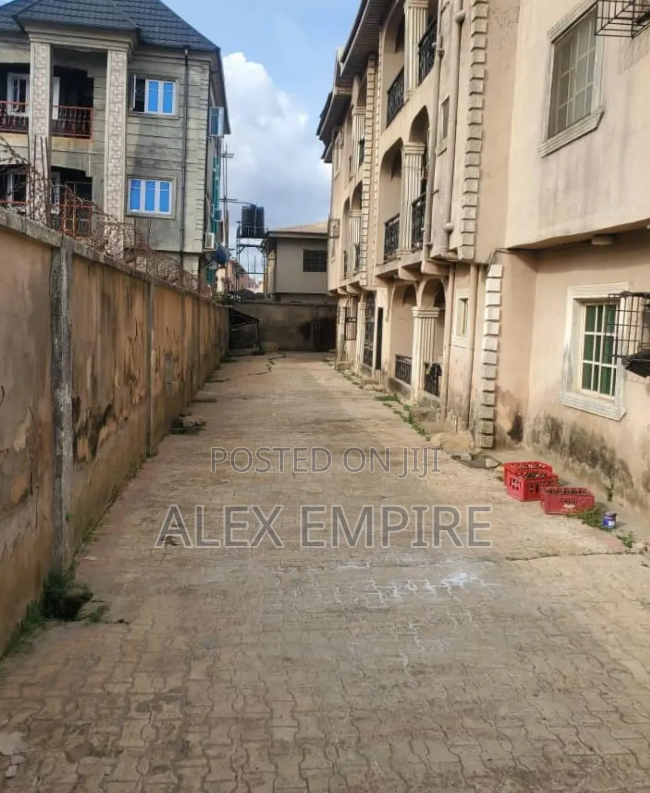3bdrm Block of Flats in Okota for sale