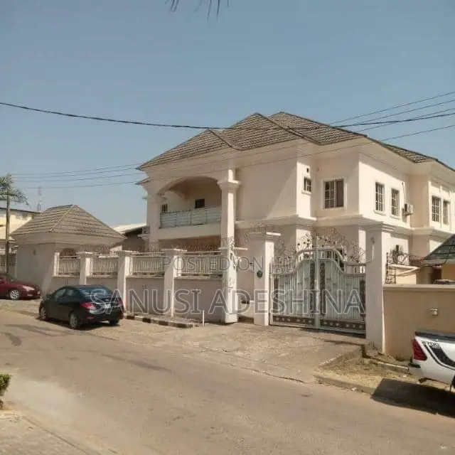 8bdrm Duplex in Wuse Zone 4 Fct for sale