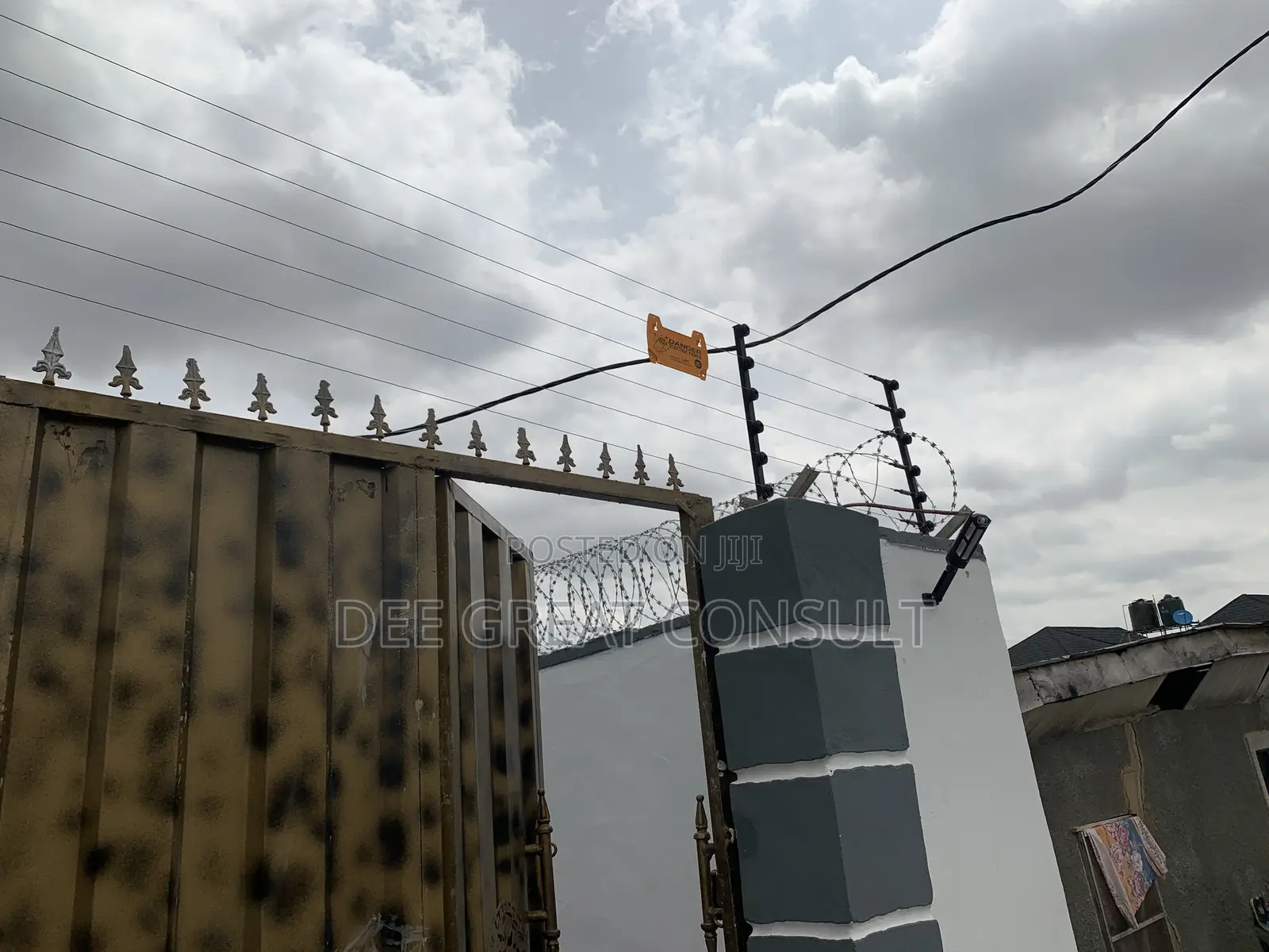 Electric Fencing Wire Powered With Solar