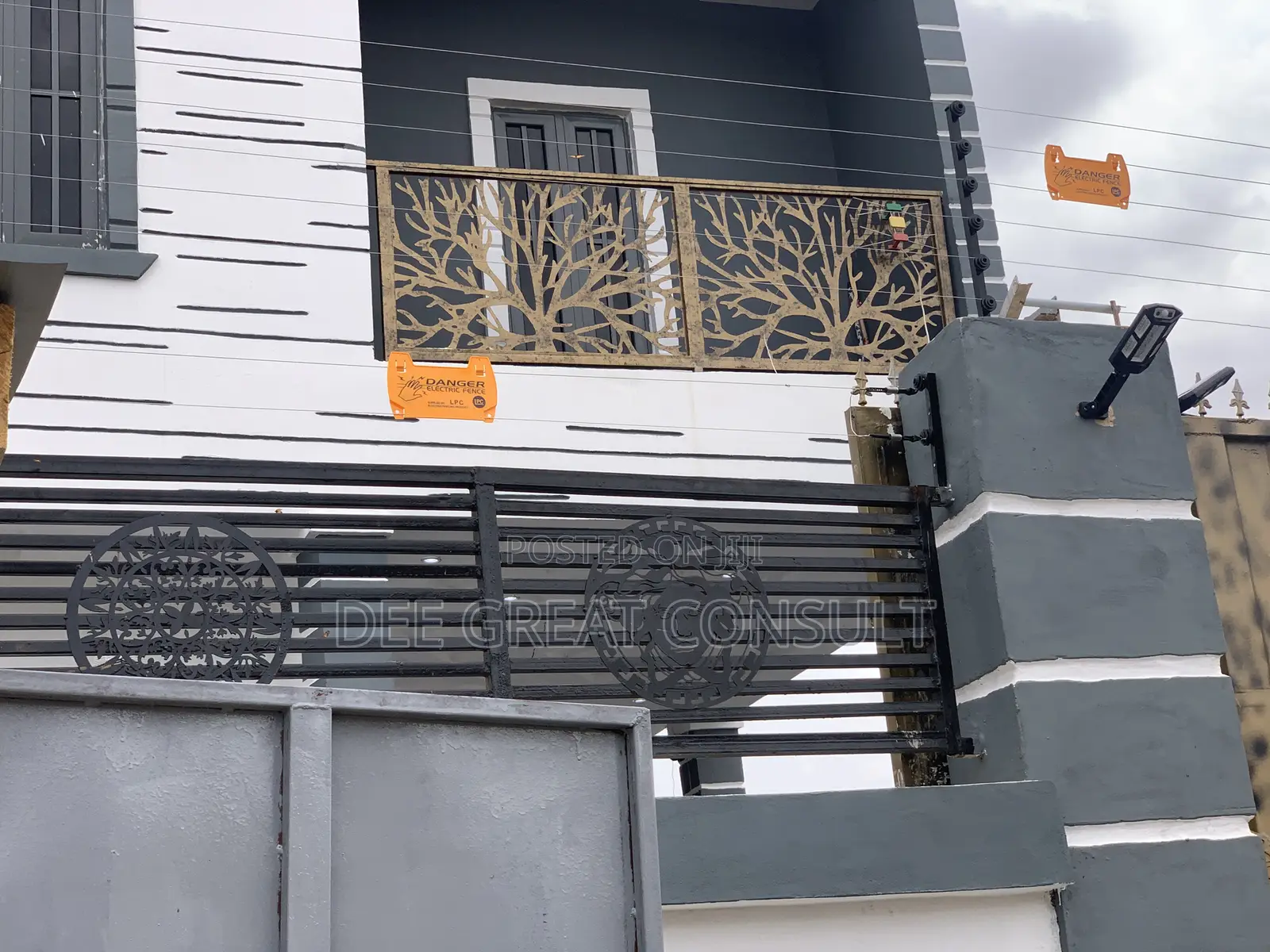 Electric Fencing Wire Powered With Solar