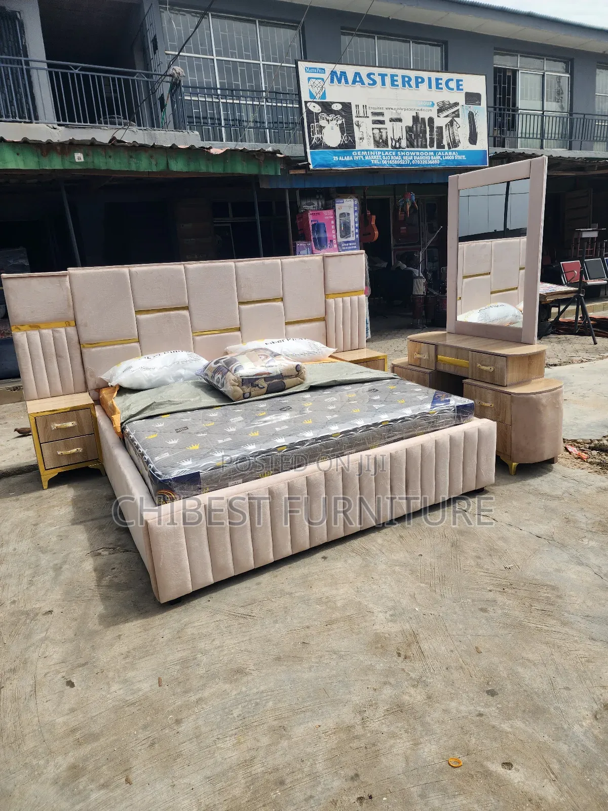 Executive Padded Family King Size Bed Used in Homes/Hotels