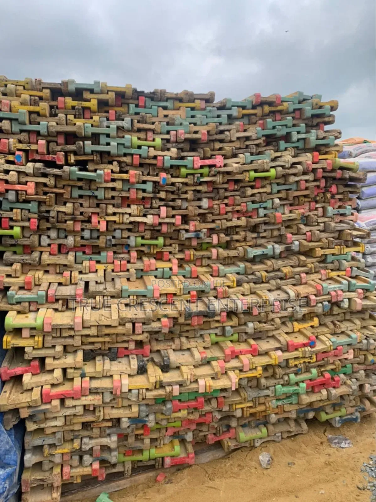 All Sizes of Soft and Hard Wood for Roofing and Formwork