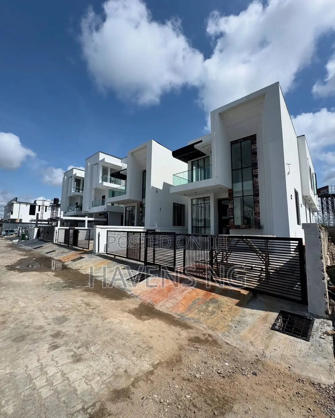 5bdrm Duplex in Chevron for sale