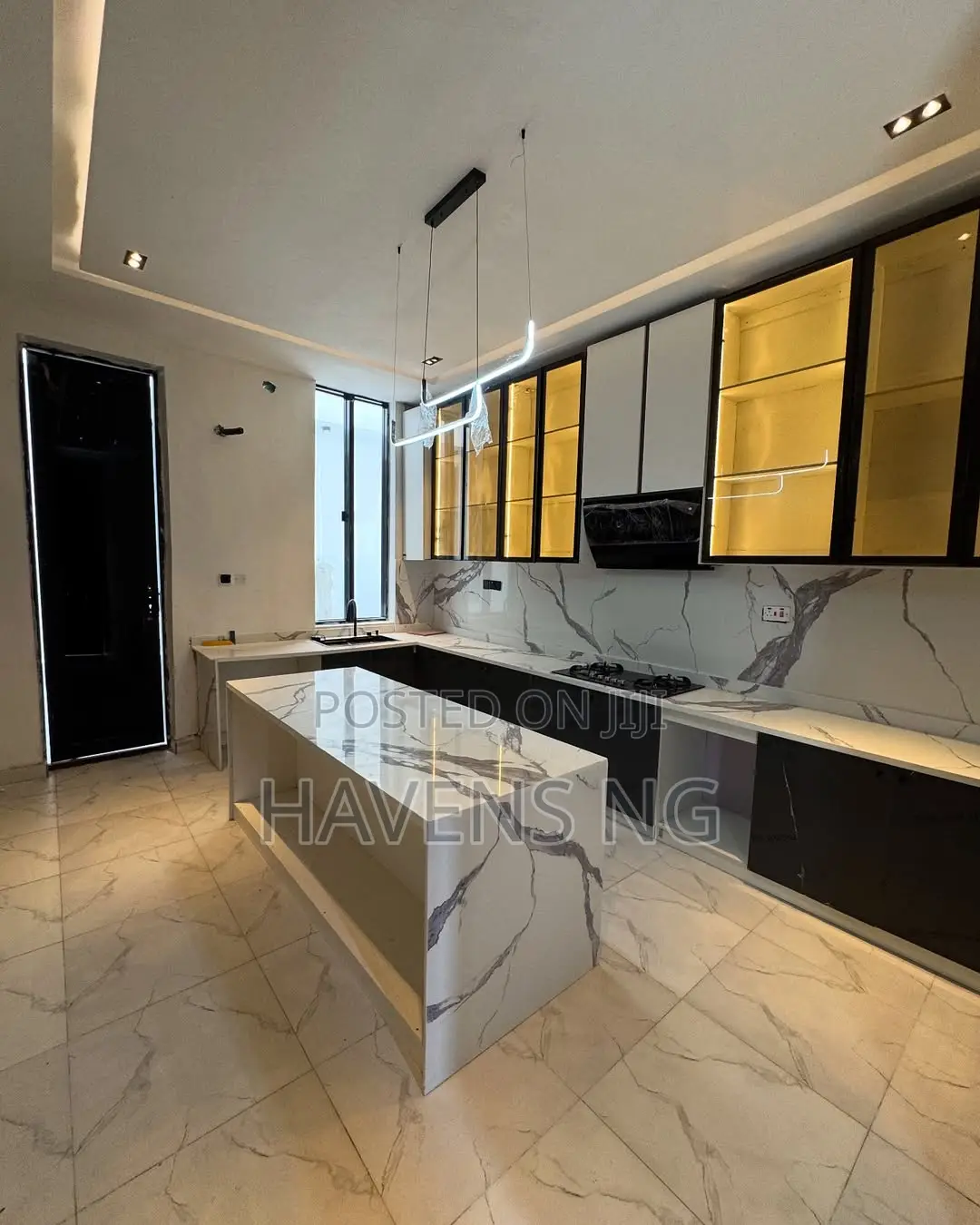 5bdrm Duplex in Chevron for sale