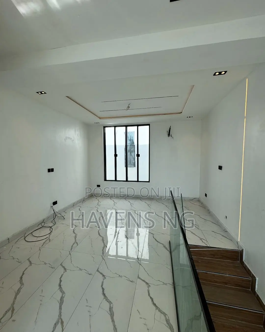5bdrm Duplex in Chevron for sale