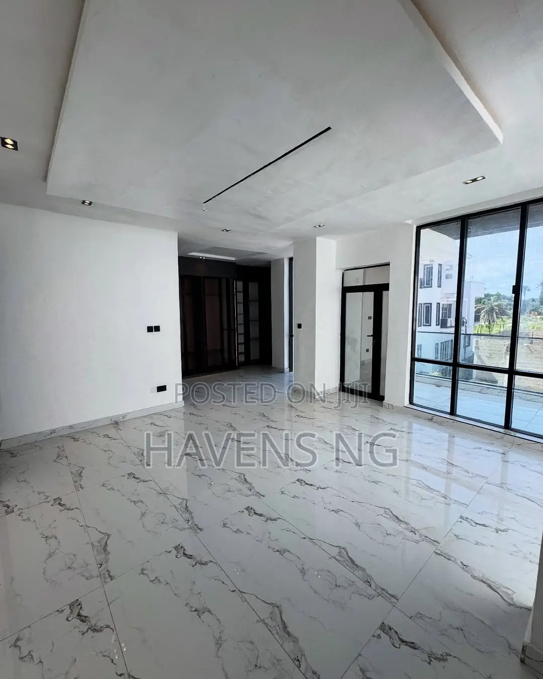 5bdrm Duplex in Chevron for sale
