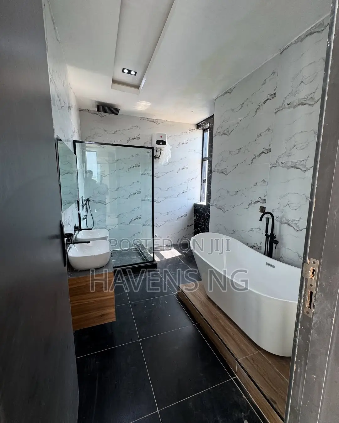 5bdrm Duplex in Chevron for sale