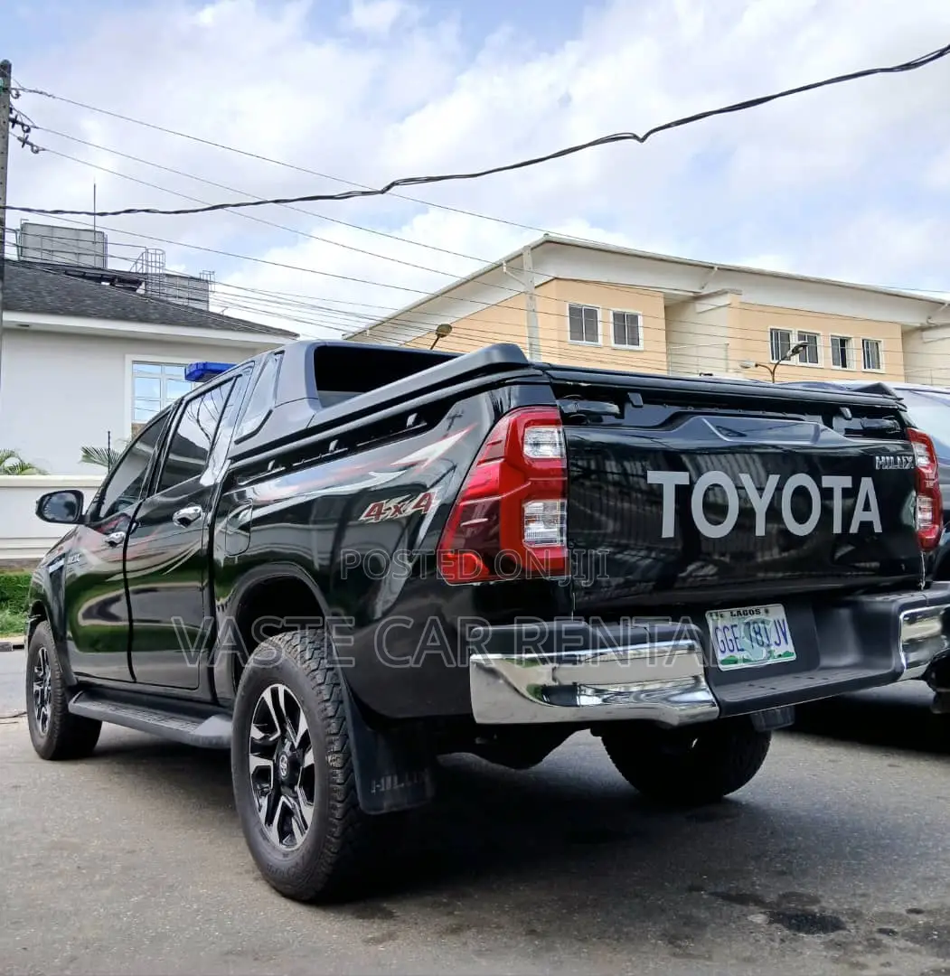 Black Toyota Hilux 2023