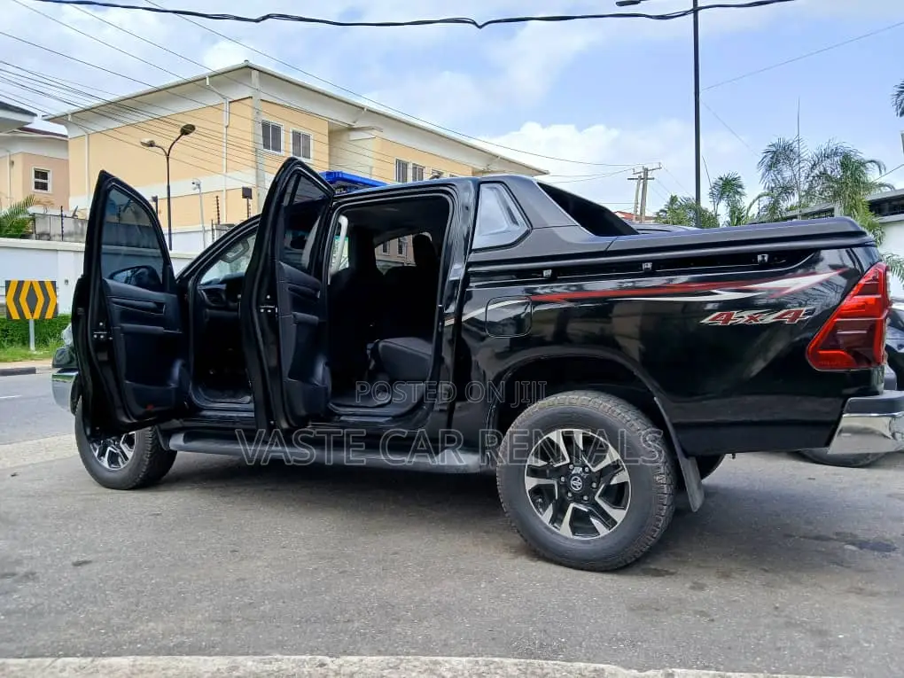 Black Toyota Hilux 2023