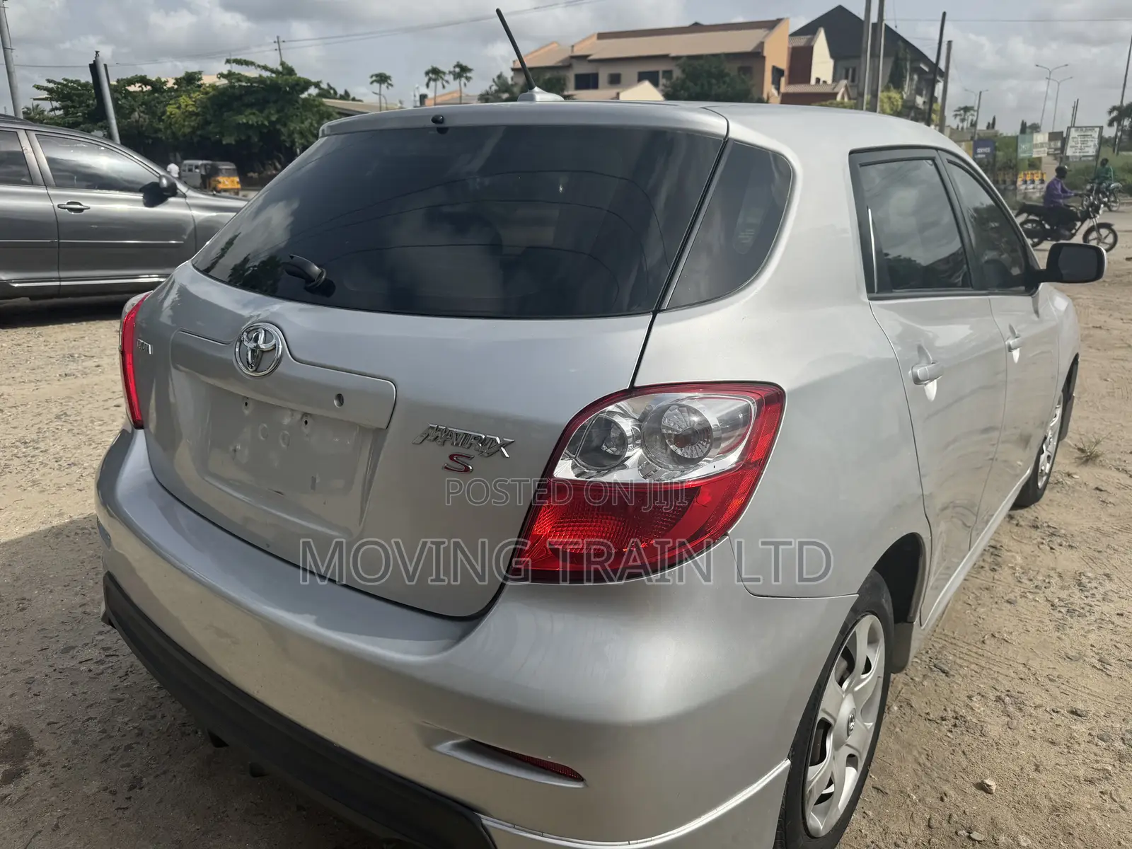 Toyota Matrix S Hatchback FWD (2.4L 4cyl 5A) 2010 Silver